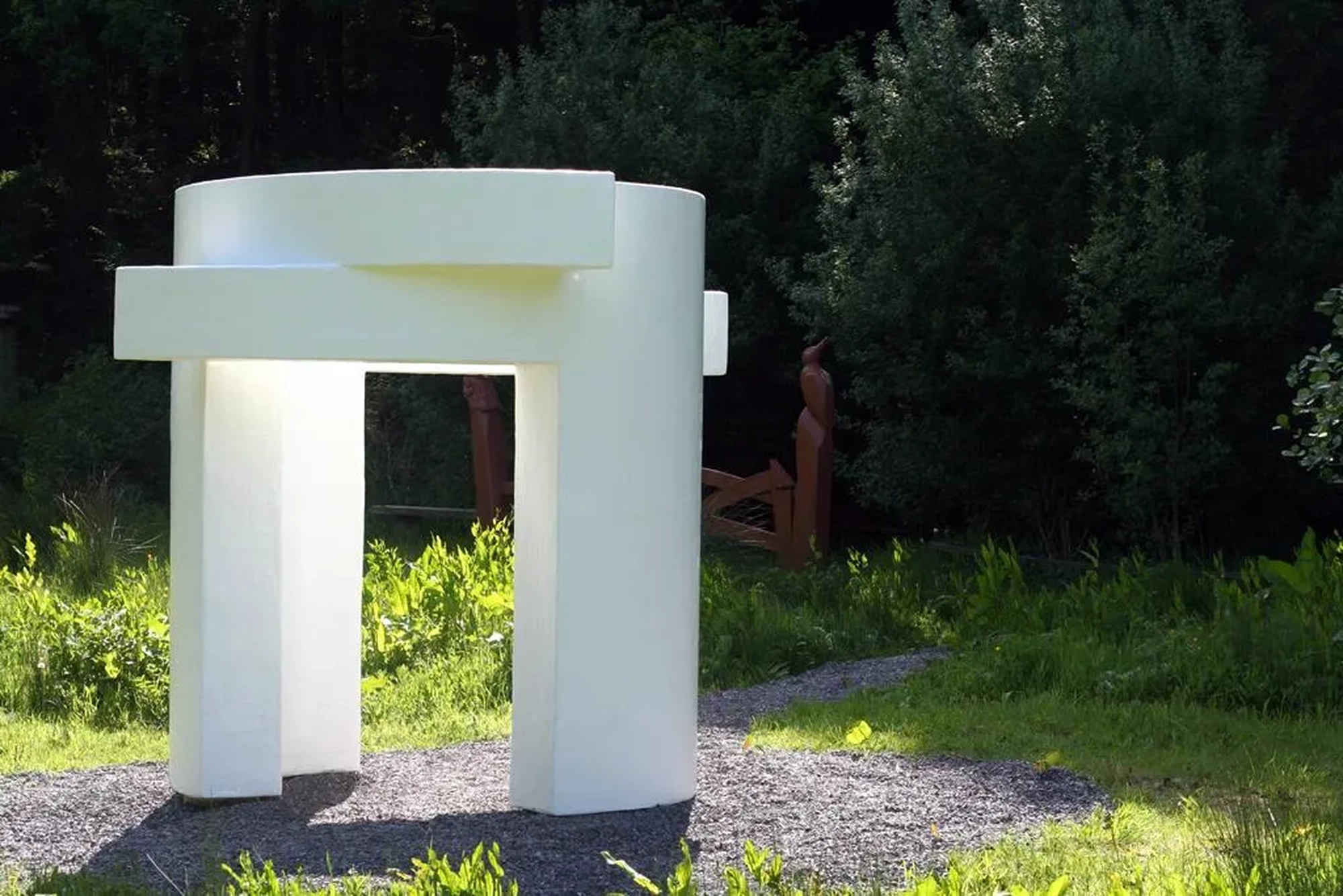 Escultura abstracta blanca Espacio de Acogida de Michelangelo Arteaga, en un parque de esculturas